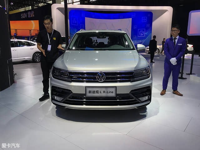 外观方面，新车保留了进口标准轴距版Tiguan R-Line车型的运动套件，大尺寸进气口搭配线条厚重的前包围，运动感十足。值得一提的是，新车的还采用了与车身同色的侧裙/后包围，进一步彰显了其运动版车型的身份。