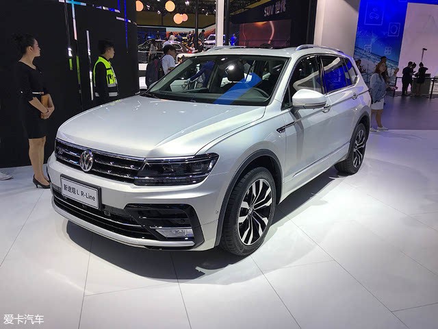 外观方面，新车保留了进口标准轴距版Tiguan R-Line车型的运动套件，大尺寸进气口搭配线条厚重的前包围，运动感十足。值得一提的是，新车的还采用了与车身同色的侧裙/后包围，进一步彰显了其运动版车型的身份。